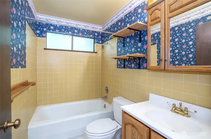 Upper-level full guest bath.