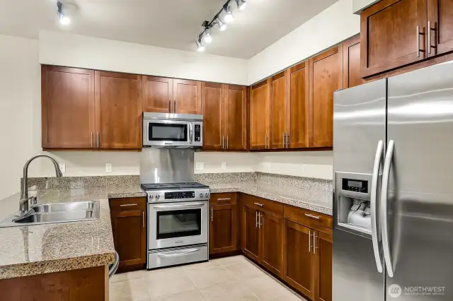 Cooks will love the granite/stainless kitchen with plenty of cupboard & counter space.