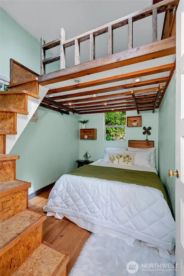 ~2nd bedroom w/loft