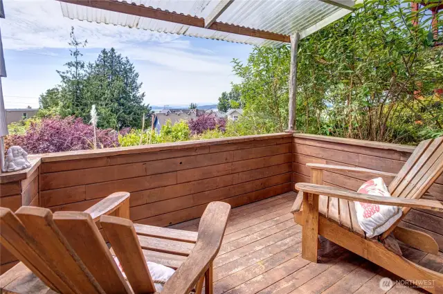 ~covered porch w/view