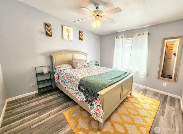 Secondary bedroom.
