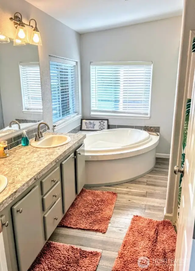 Partial view of the 5 pc Primary bath.