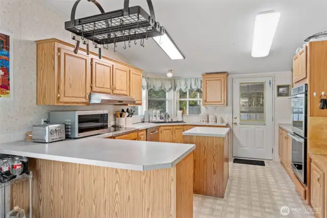 Double oven making it the perfect hosting space for all your delicious dishes.
