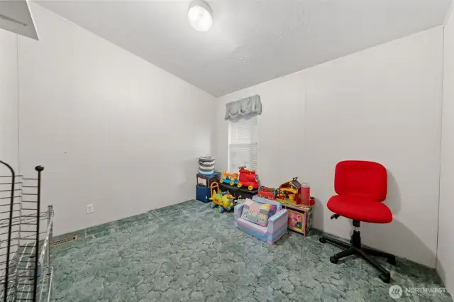 corner bedroom behind the hallway bath