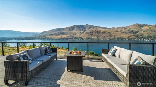Welcome to the front row at The Lookout! Unobstructed views of beautiful Lake Chelan, the gorgeous Chelan Butte and the town.