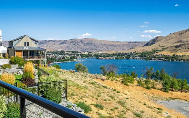 You'll love the naturscape here, too! Owners regularly see mule deer sleeping under the trees away from the sun and little families of quail running across the path to the waterfront. Throughout the year you will see bald eagles and red tail hawks soaringat eye level at the beginning and end of the day.