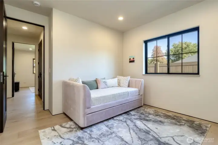 Day Bed in 3rd Guest Bedroom