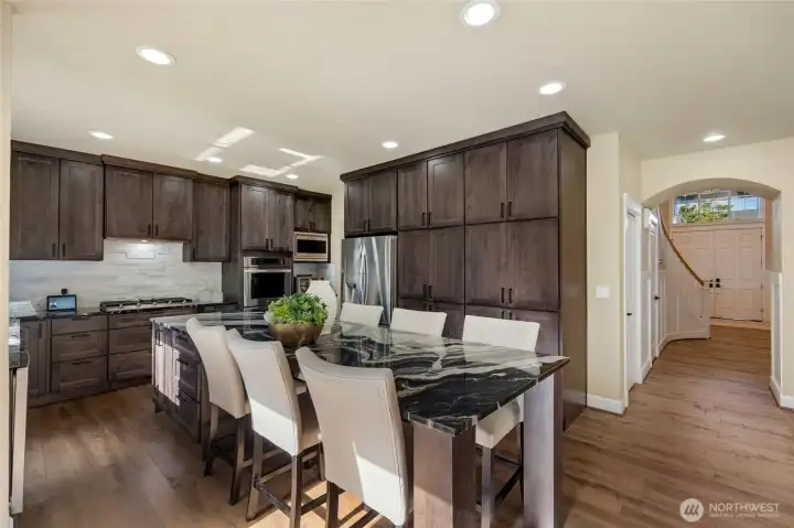Upgraded cabinets with pull outs for convenience