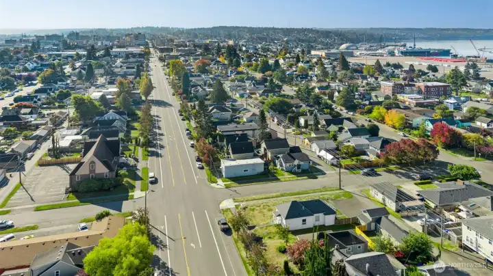 Easy access to restaurants, shopping, I-5, and Hwy 2