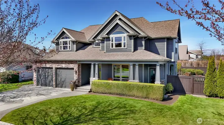 Welcome to your new home, 800 S Park Street - located in central Lynden in established neighborhood on a 10000+ sqft corner lot.