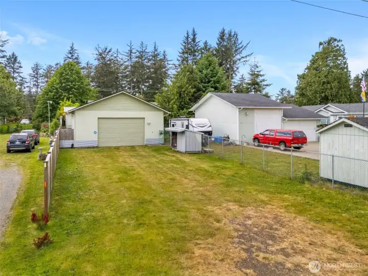 Rear Shop with Street access in the rear of the property