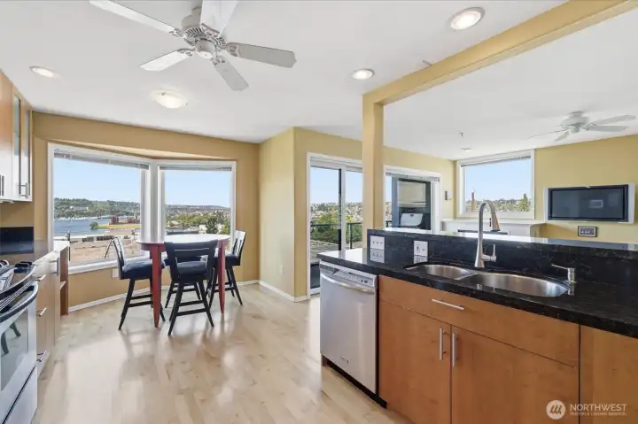 Kitchen/Dining Kitchen/Dining