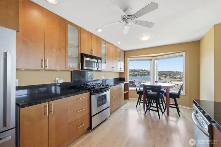 Kitchen/Dining Kitchen/Dining