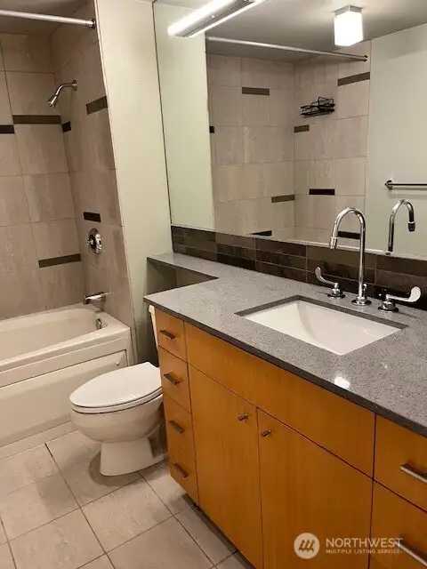Full bath with stylish finishes.