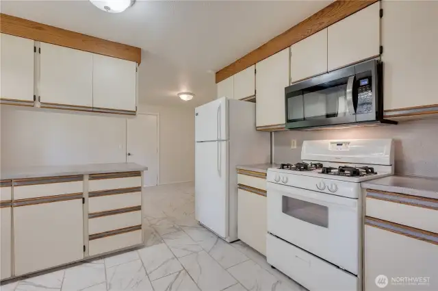 Kitchen - all appliances stay.