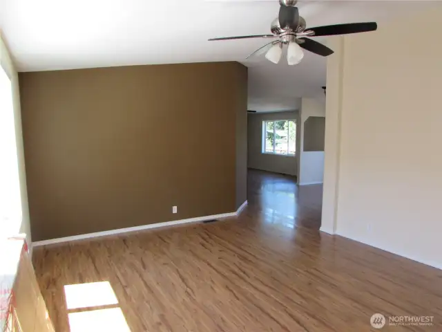 LIVING ROOM JUST INSIDE FRONT DOOR, MASTER BEDROOM TO RIGHT OF PIC.