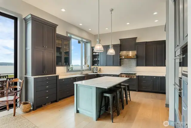Gourmet chef's kitchen w/nice eating bar