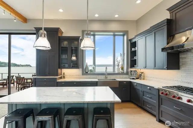 Gourmet chef's kitchen w/nice eating bar