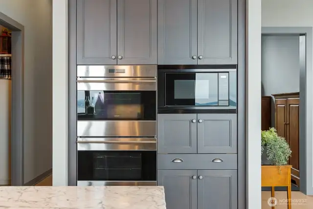 Gourmet chef's kitchen w/nice eating bar