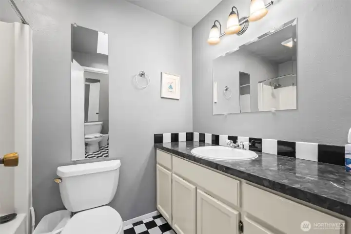 Upstairs full hall bath