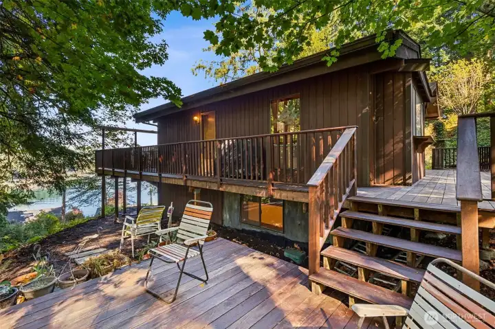 Side deck  under the trees