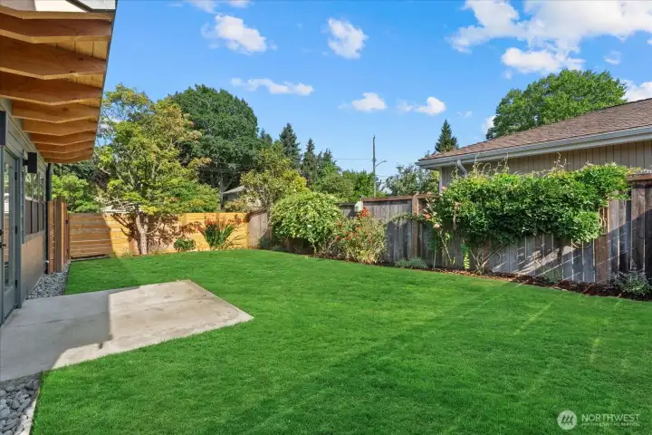 Private, 2694sqft yard with large grassy area for relaxing and entertaining.