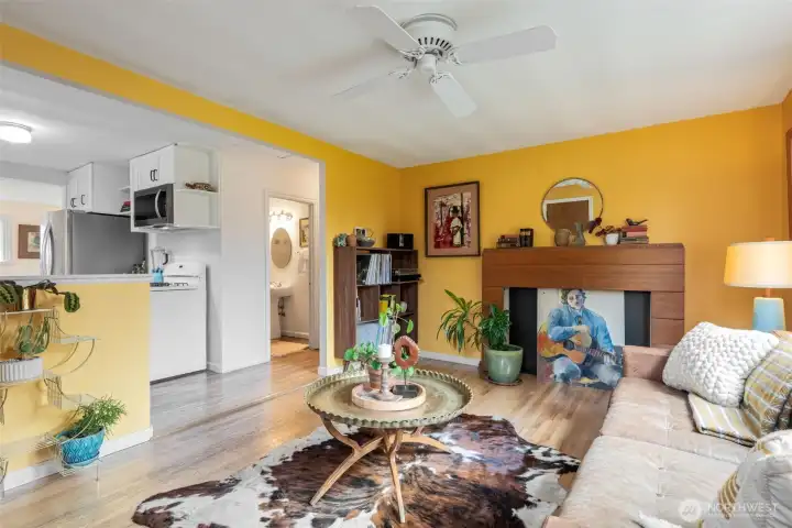 Great flow into the open kitchen or the 2 bedrooms and bath down the hall.