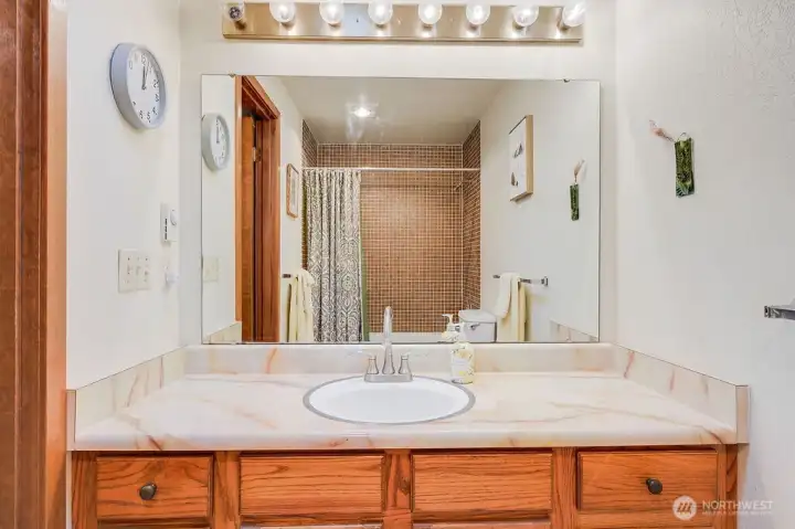 The hallway full bathroom.