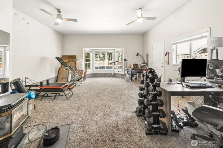Huge bonus room with gas stove