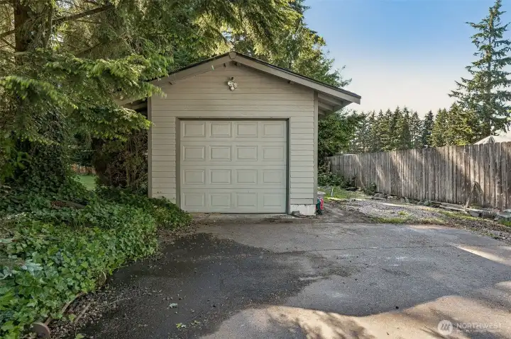One car detached garage