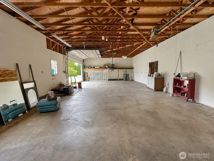Shop/Garage Space Shop/Garage Space