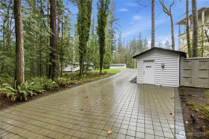 Driveway/ entrance /exit Driveway/ entrance /exit