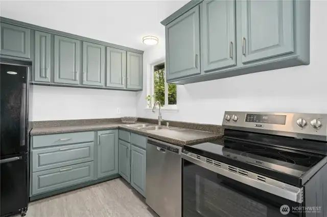 Kitchen appliances all stay.
