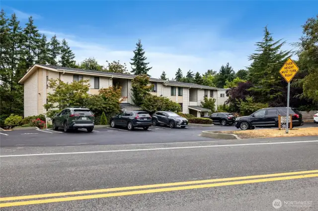 Close to hospitals and major tech campuses including Google, Microsoft and Amazon; ideal for investors, medical or tech professionals. Move-in ready, fully turnkey unit.