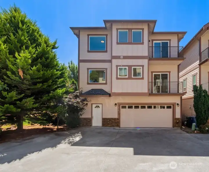 2012 quality-built home in 4-unit self-managed HOA in the heart of Issaquah: short walk to Gillman Village, Front Street, park and more.