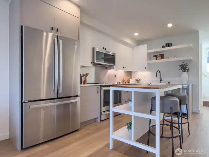 Modern kitchen with stainless backsplash