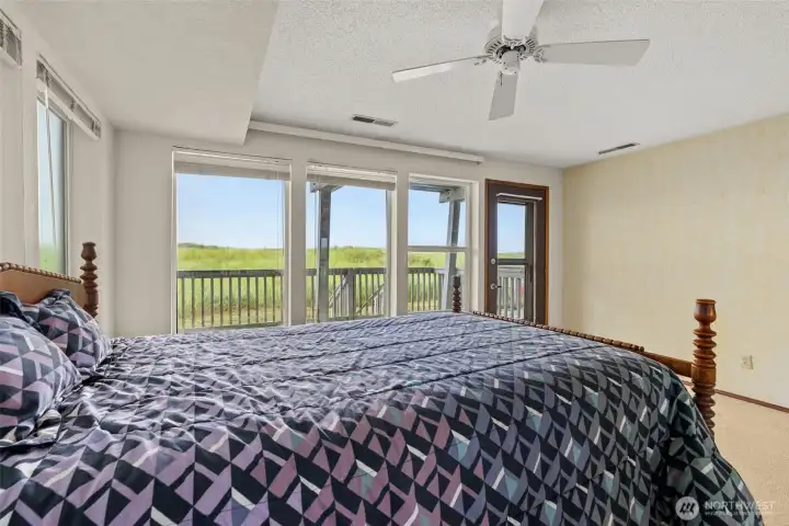 Lower Bedroom w/access to balcony Lower Bedroom w/access to balcony