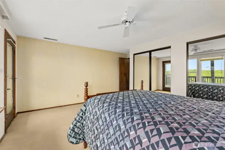 Lower Bedroom w/access to balcony Lower Bedroom w/access to balcony