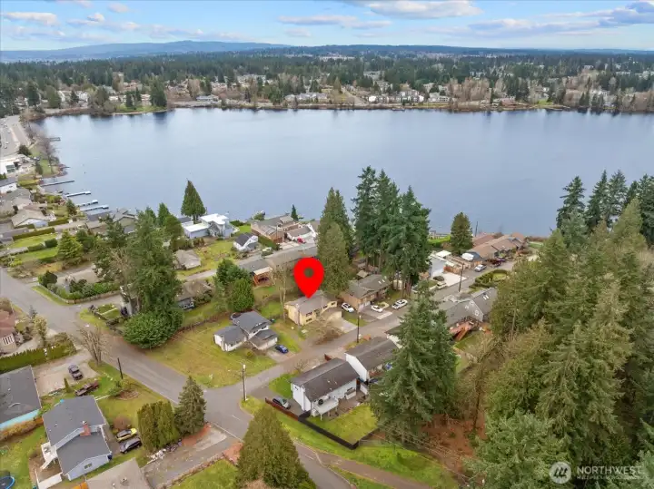 Aerial view of the home and its proximity to the lake.
