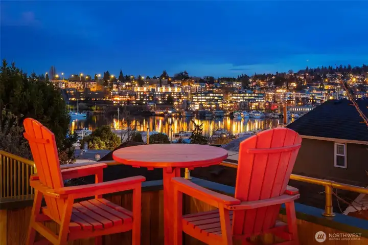 Front-row sunsets over Lake Union