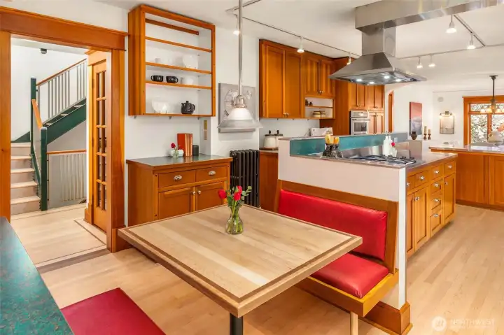 Easy living with charming dining banquette