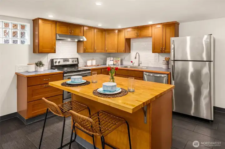 Large MIL kitchen with island seating