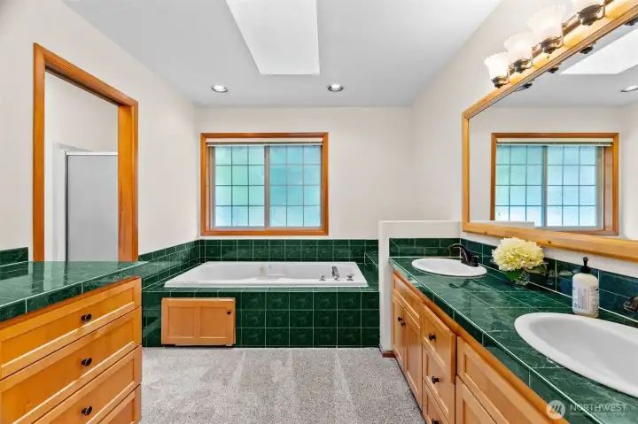 Bright and airy Primary ensuite bath. Bright and airy Primary ensuite bath.