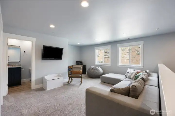 Upstairs - large bonus room area