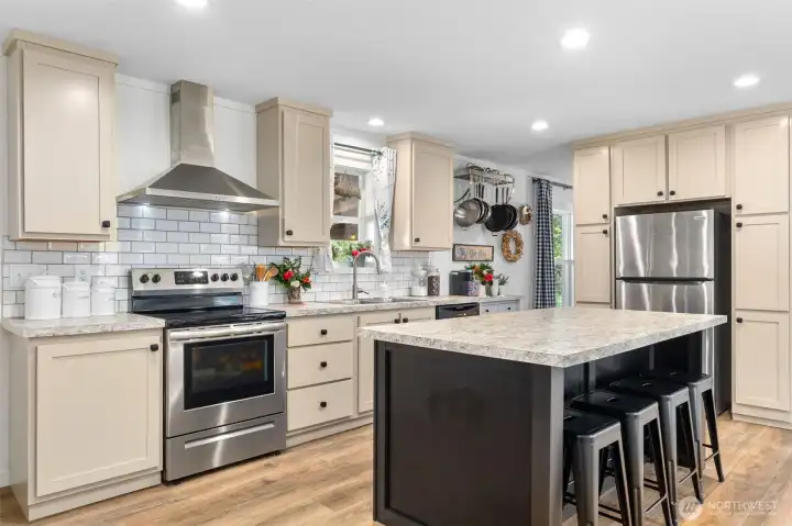 Full kitchen, Stylish Hood Vent, Full Cabinetry