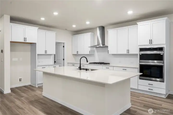 Photos of a previously completed home. Actual colors and finishes may vary. See site agent for details.
