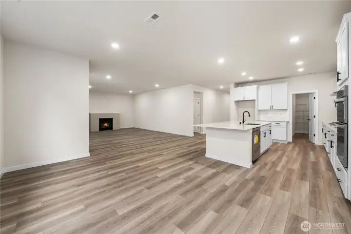Photos of a previously completed home. Actual colors and finishes may vary. See site agent for details.