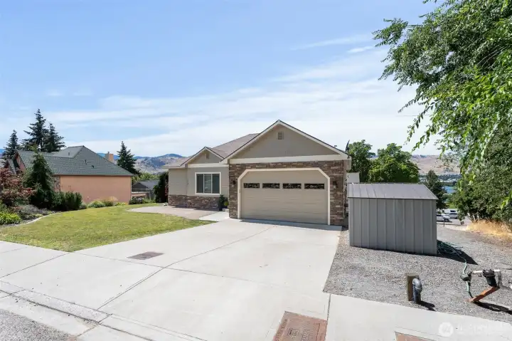 Ample parking area- storage shed conveys
