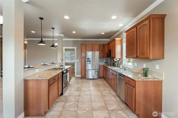 Well laid out kitchen- room for an island if you choose!