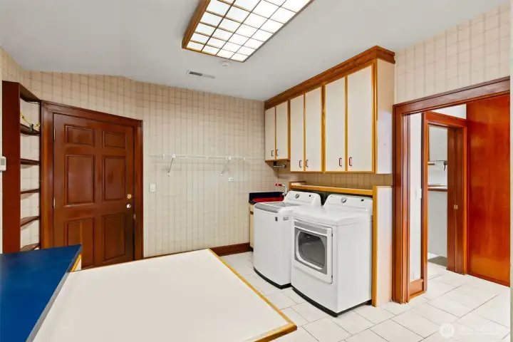 Large utility room Large utility room